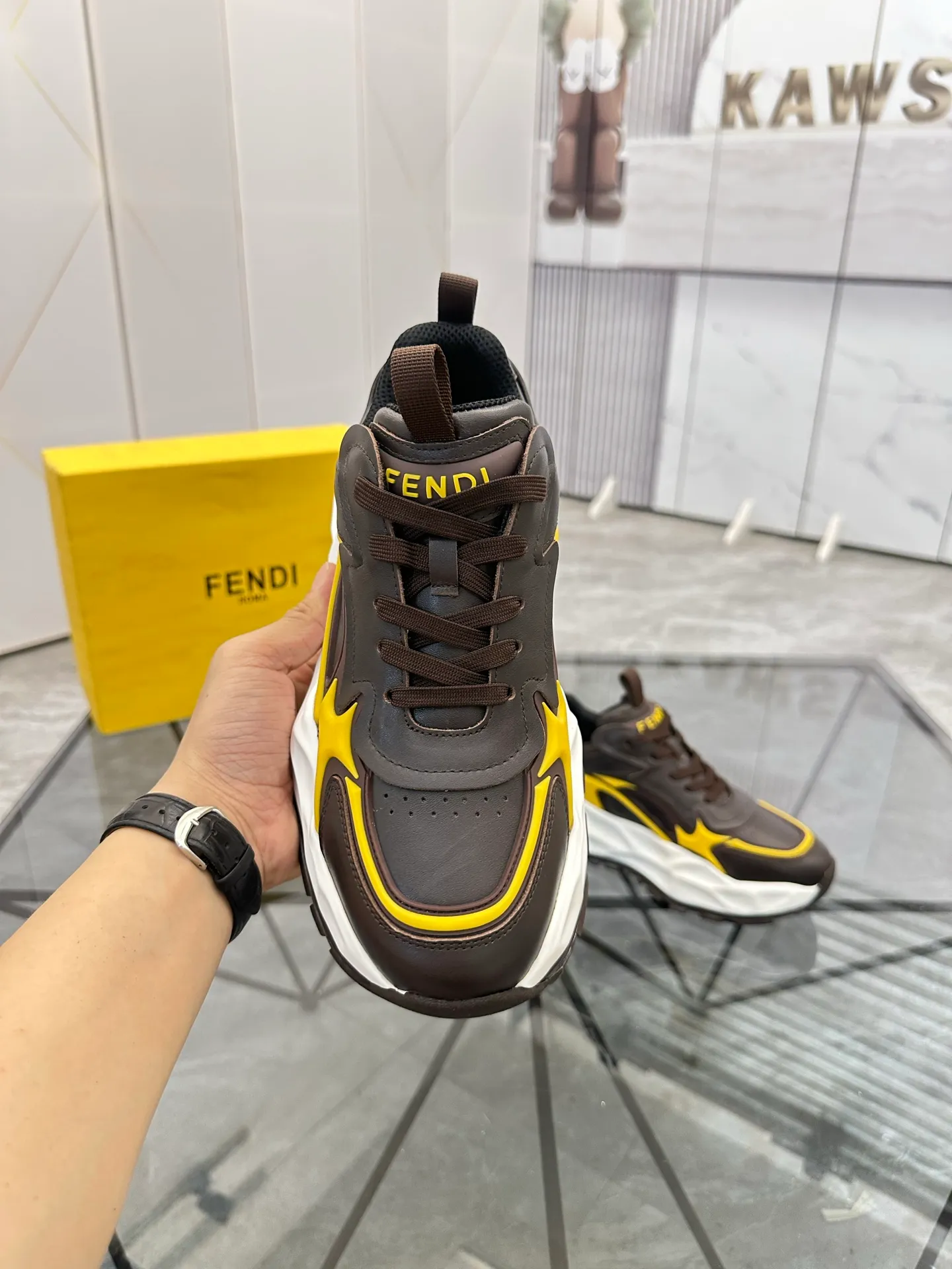 Men's shoes: 💰P580¥ Product trademark: Fendi* "Fendi*" low-top sports shoes Regular size: 39-44 (can be customized to 38.45.46) Product material: imported cowhide upper, breathable lining, original outsole. No.: 0008